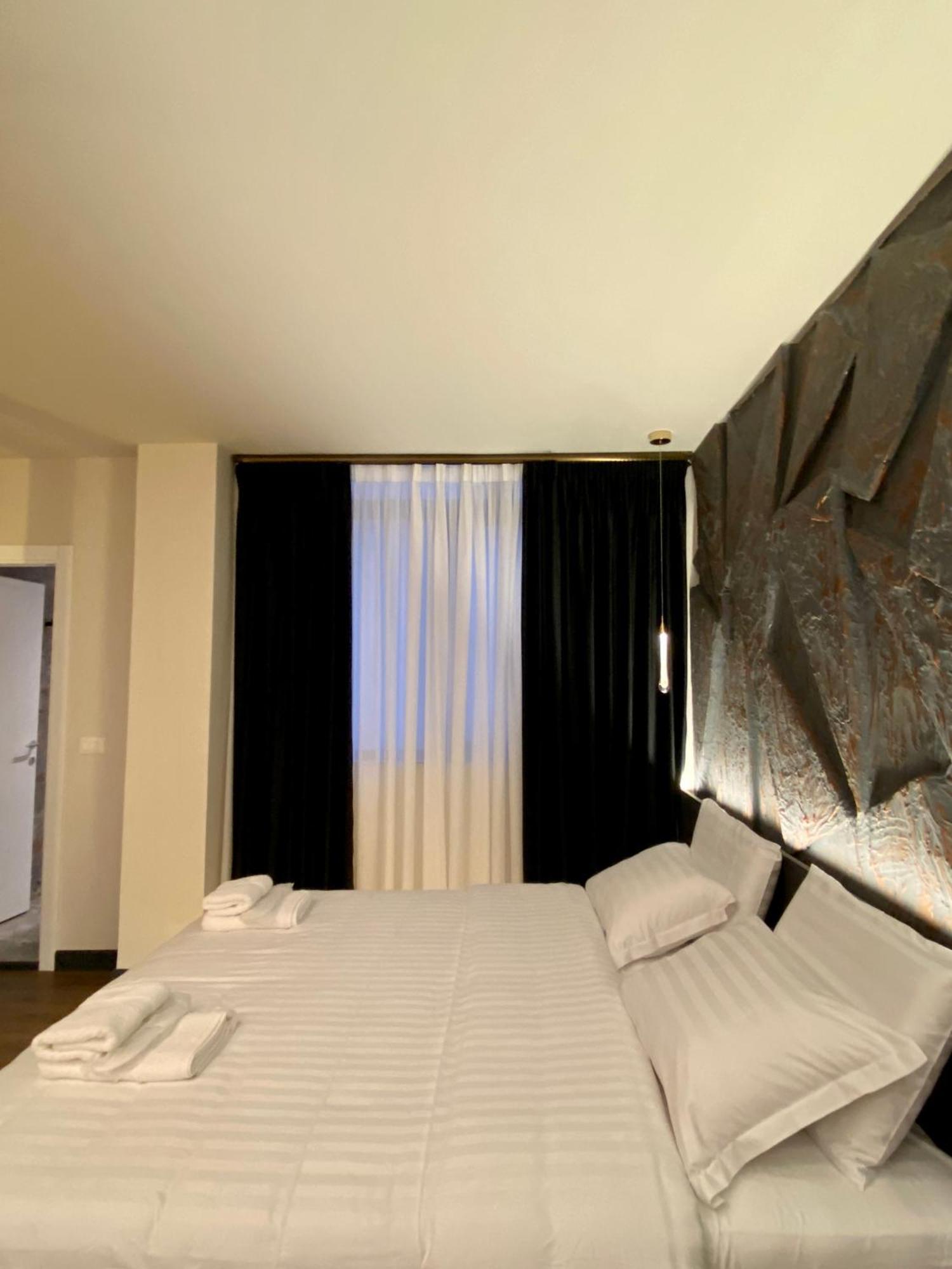 Tirana Central Rooms Blloku Esterno foto
